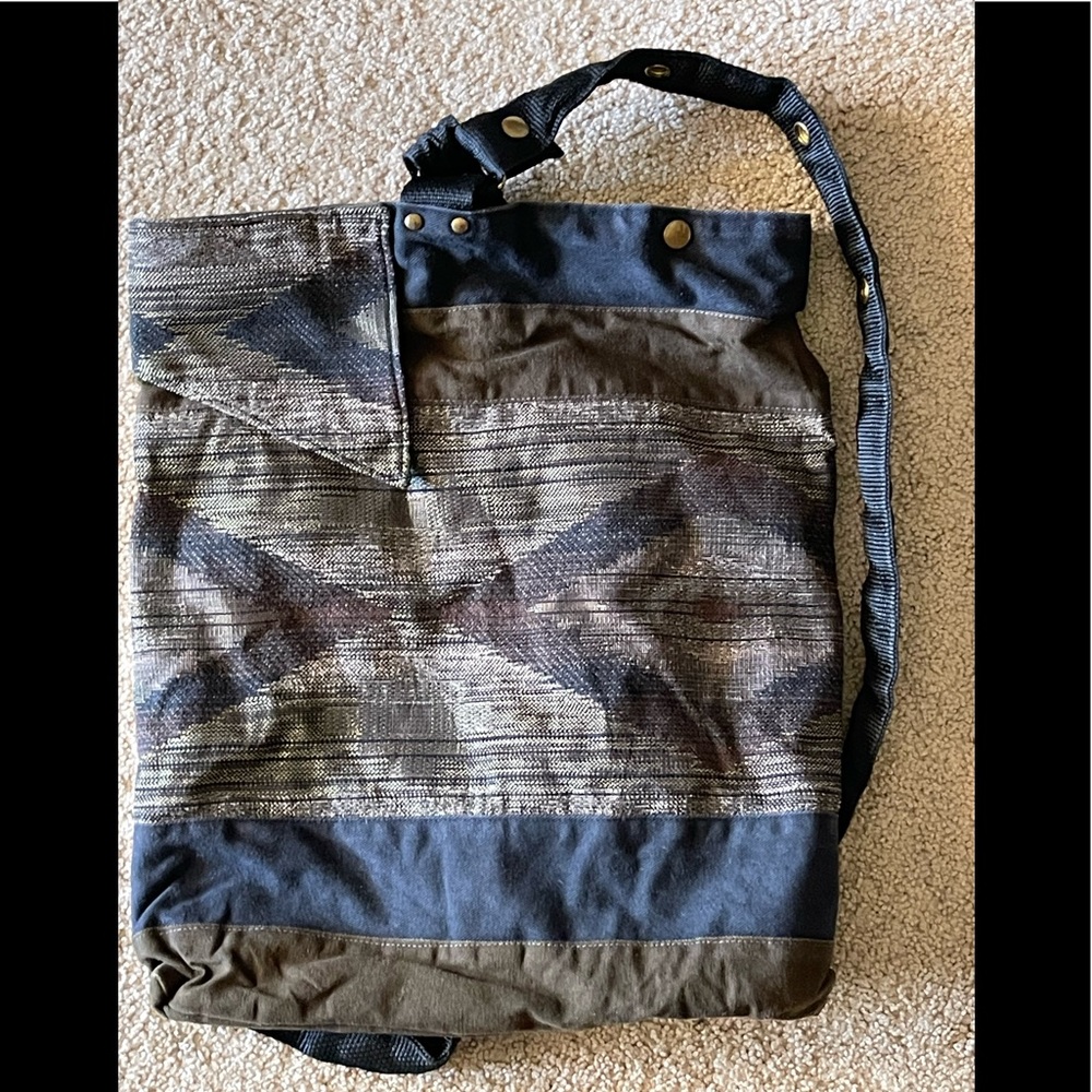 Fun bag that you can wear as back pack or adjust the straps. Carson brand